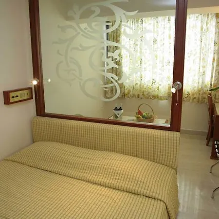 Mitsis La 4*